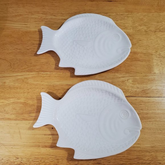 Secla Portugal White Embossed Design Fish Plates Set of 2 - Picture 1 of 6